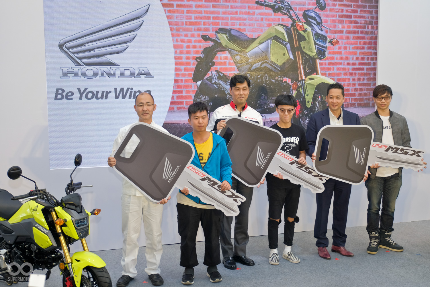 現場也舉辦了首批車主的交車儀式，宣告台灣本田進軍125白牌市場的新里程碑