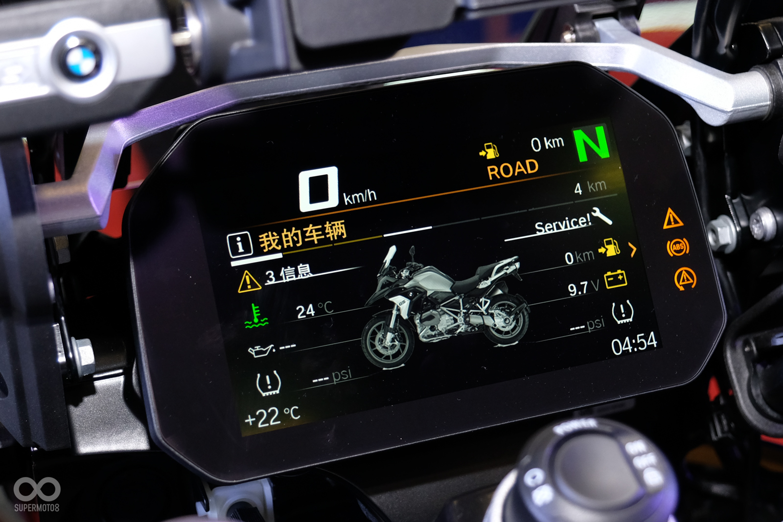 多功能儀表除了顯示車輛資訊外,也可以投射導航、來電、音樂資訊至儀表板上