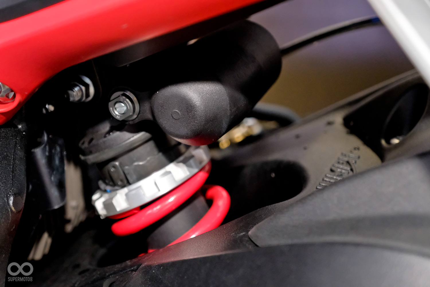 全車搭配Showa避震器,前41mm SF-BPF 全可調倒立前叉,後Showa RSU 預載壓縮可調氣瓶後避震