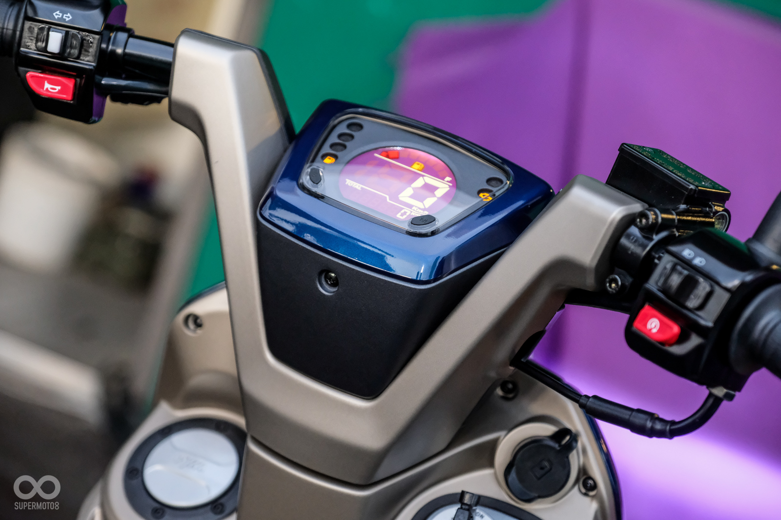 本次SYM特別強調VEGA的包覆式把手設計