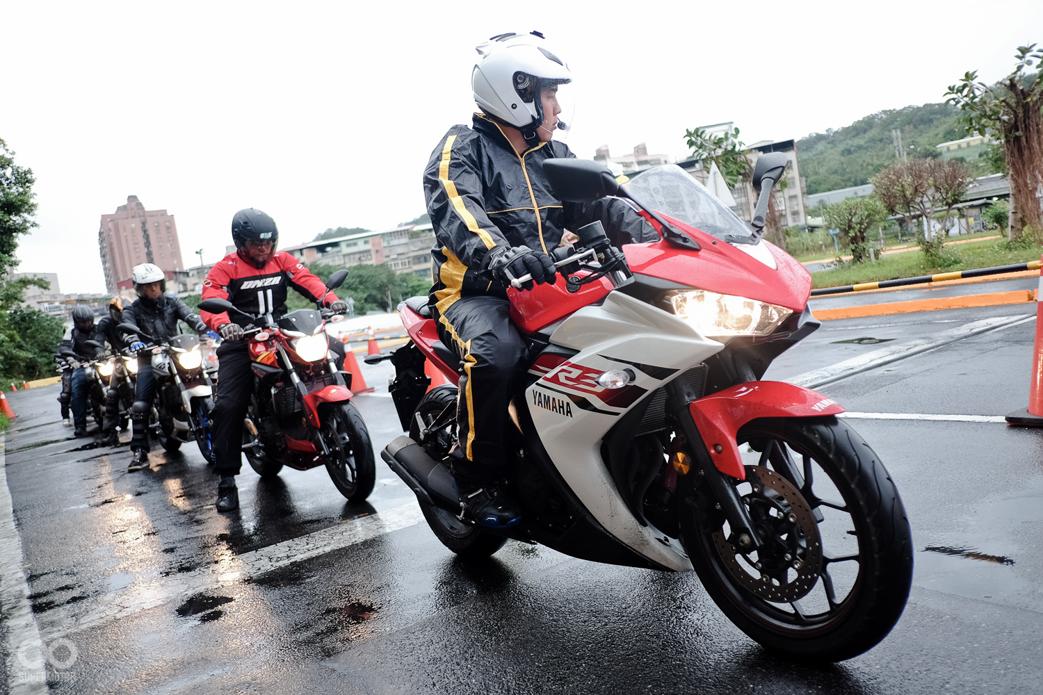 帶隊與押隊分別為騎乘 YAMAHA R3 的官方人員，試乘梯隊也在他們的帶領之下進行體驗