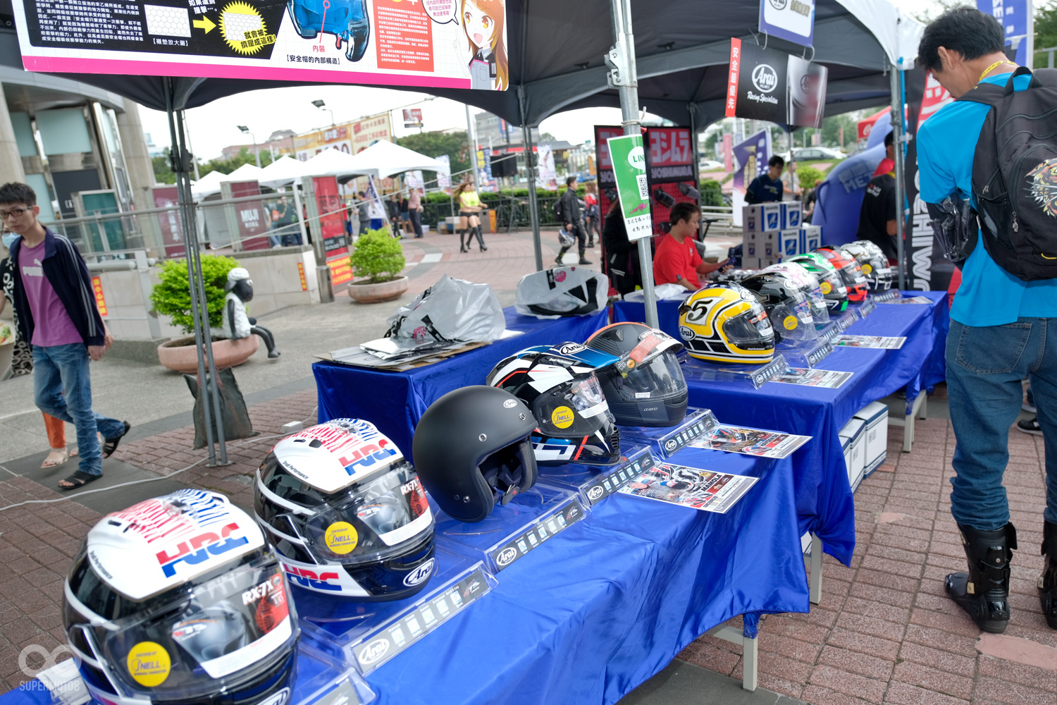 今年剛登陸台灣的日本知名部品店NAPS也在現場展出了多頂Arai安全帽