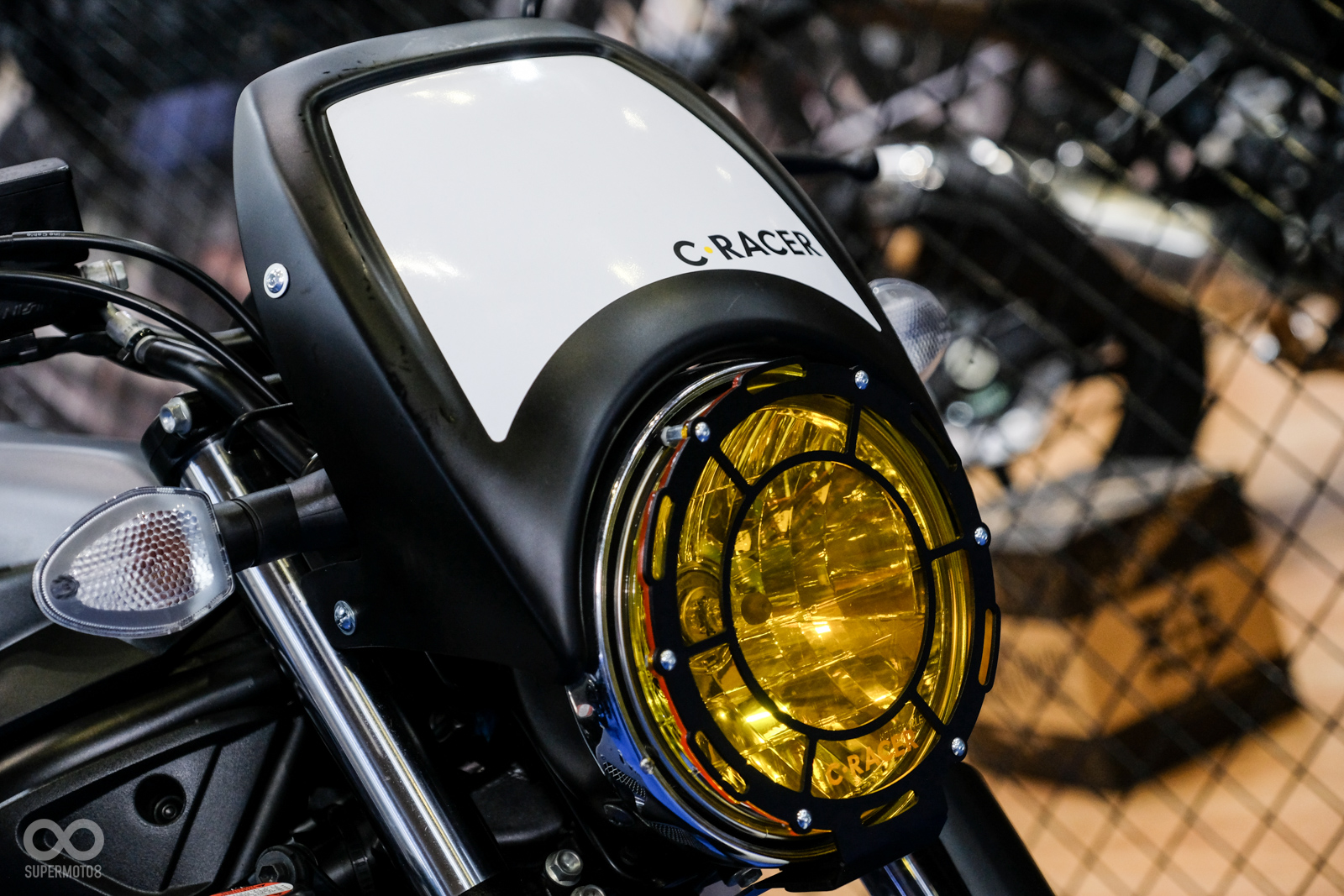 現場展出的SV650改裝車是最吸引筆者的車款,頭燈與小風鏡搭配得相當可愛