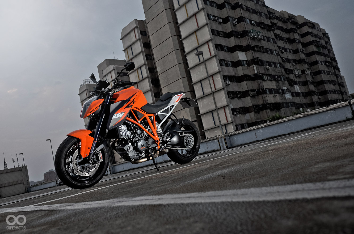 Ducati如果要推出V4版本的街頭幹架王,那它的對手很可能就是KTM的大公爵以及同樣使用V4引擎的Tuono了