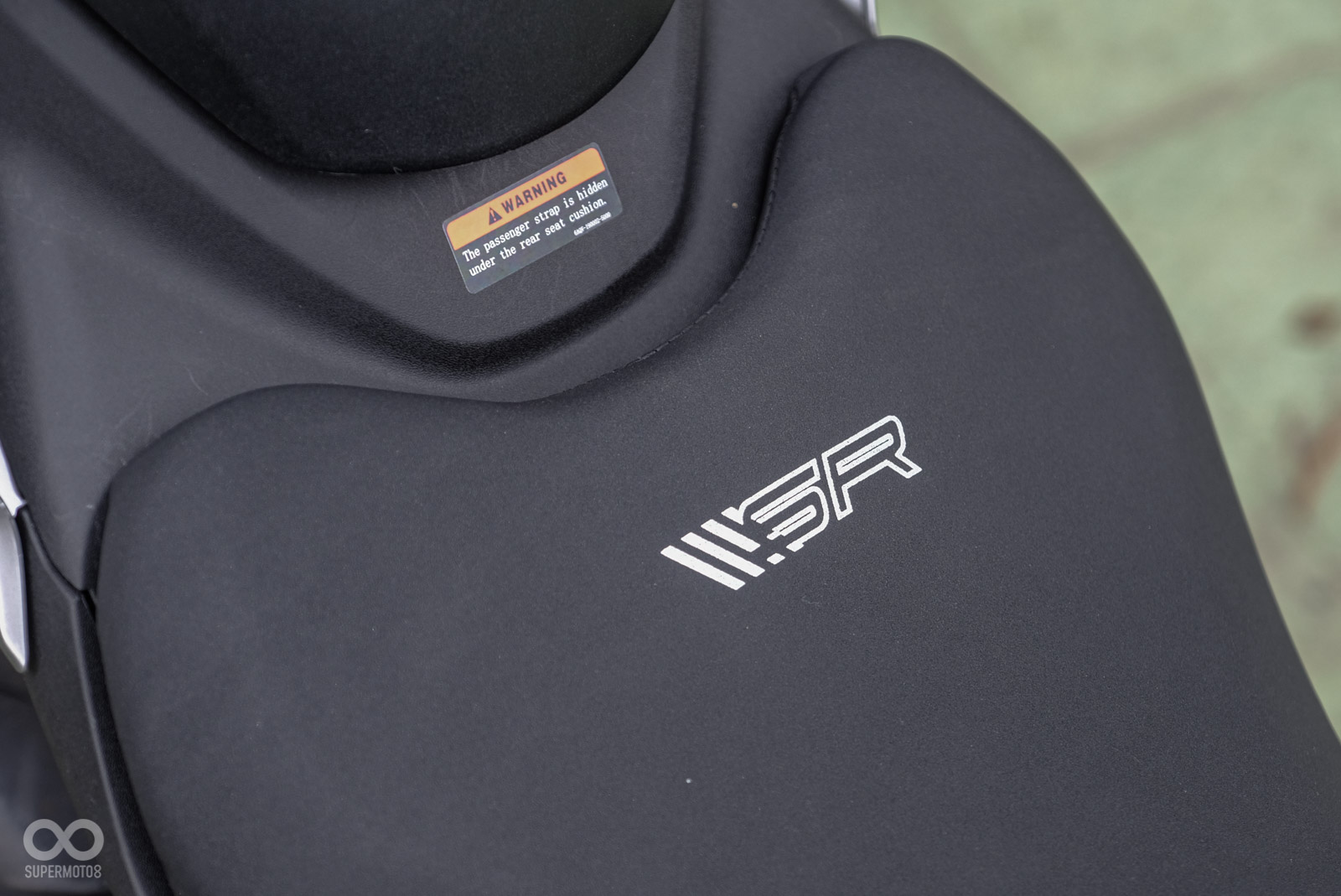 椅墊上有壓字點綴