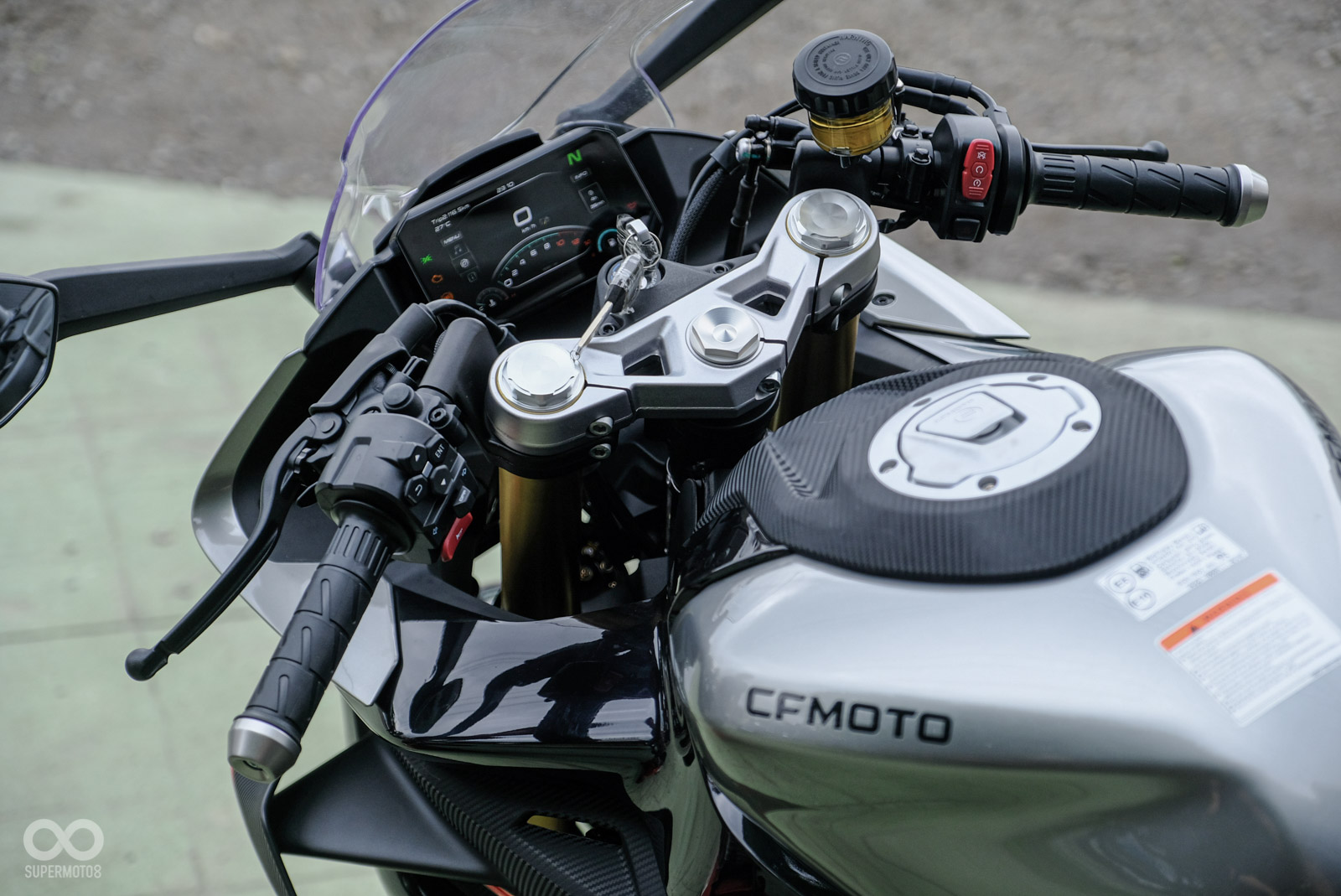 簍空的三角台+下置分離把戰鬥氣息強烈