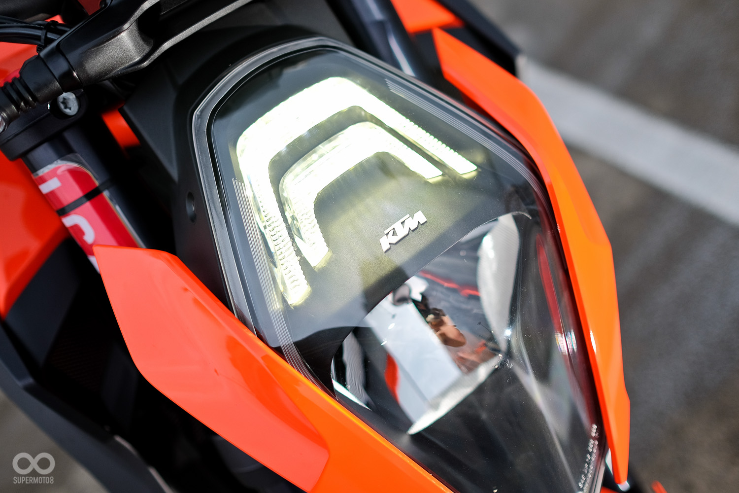 雙ㄇ字光導式定位日行燈，讓這頭猛獸融入一些科技味