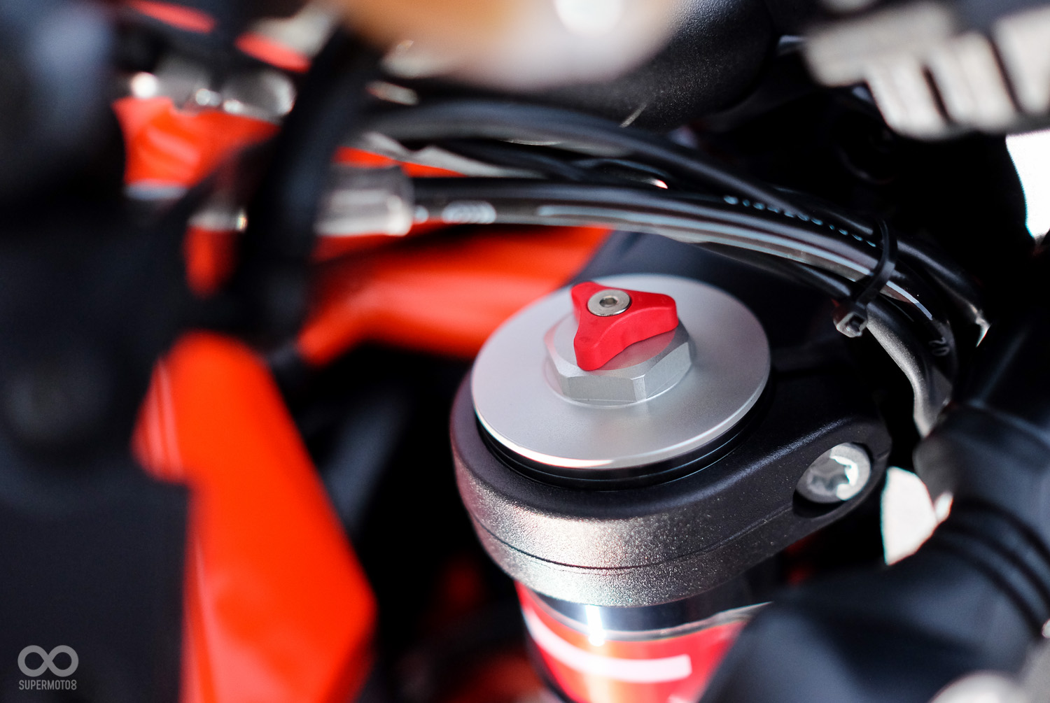 48mm WP倒立前叉，125mm行程，可透過上方調整扭獨立調整壓縮回彈阻尼