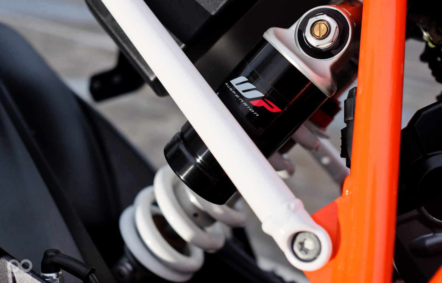 WP單鎗外掛氣瓶油壓避震，預載阻尼皆可調