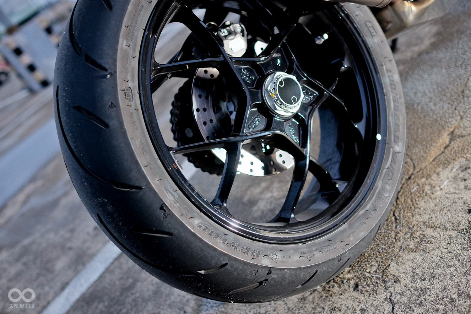 單搖臂設計讓10幅輕量化輪圈外露，更顯殺氣