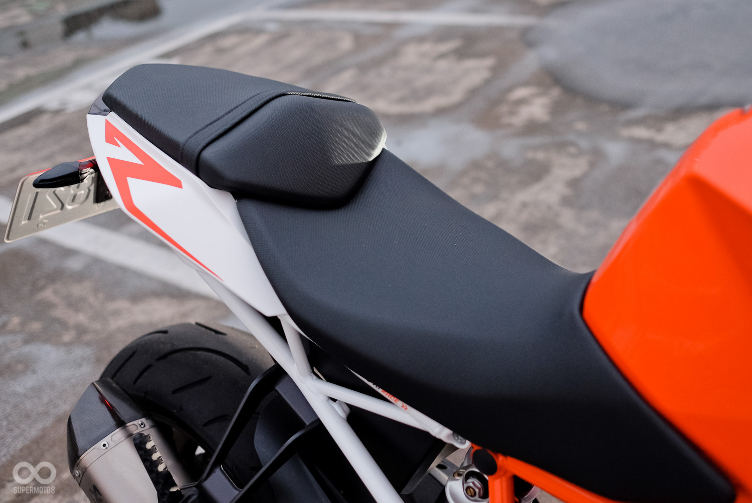 座椅採用防滑皮，不輪前後皆有不錯的穩定性與舒適度