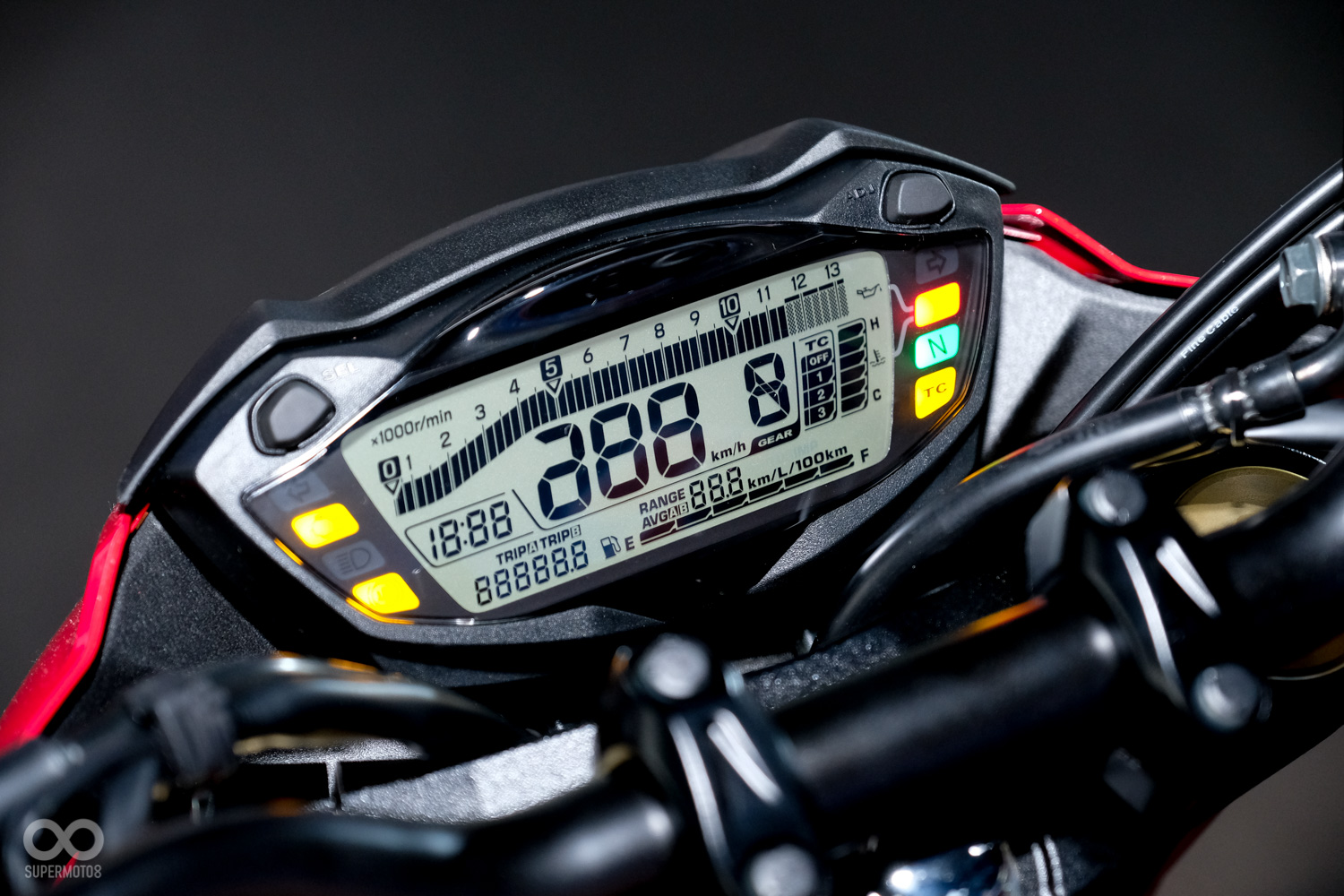 全液晶儀表板，電控系統方面，則有三段TCS循跡控制系統