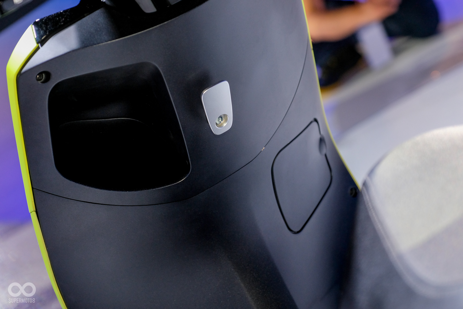 左側為置物空間，左下角的可開啓是殼件應該為充電孔位置