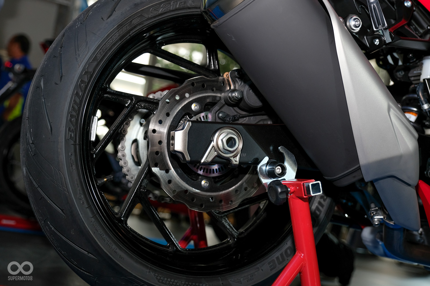 運動感十足的10幅鋁合金鋼圈，與多連桿中置後避震器