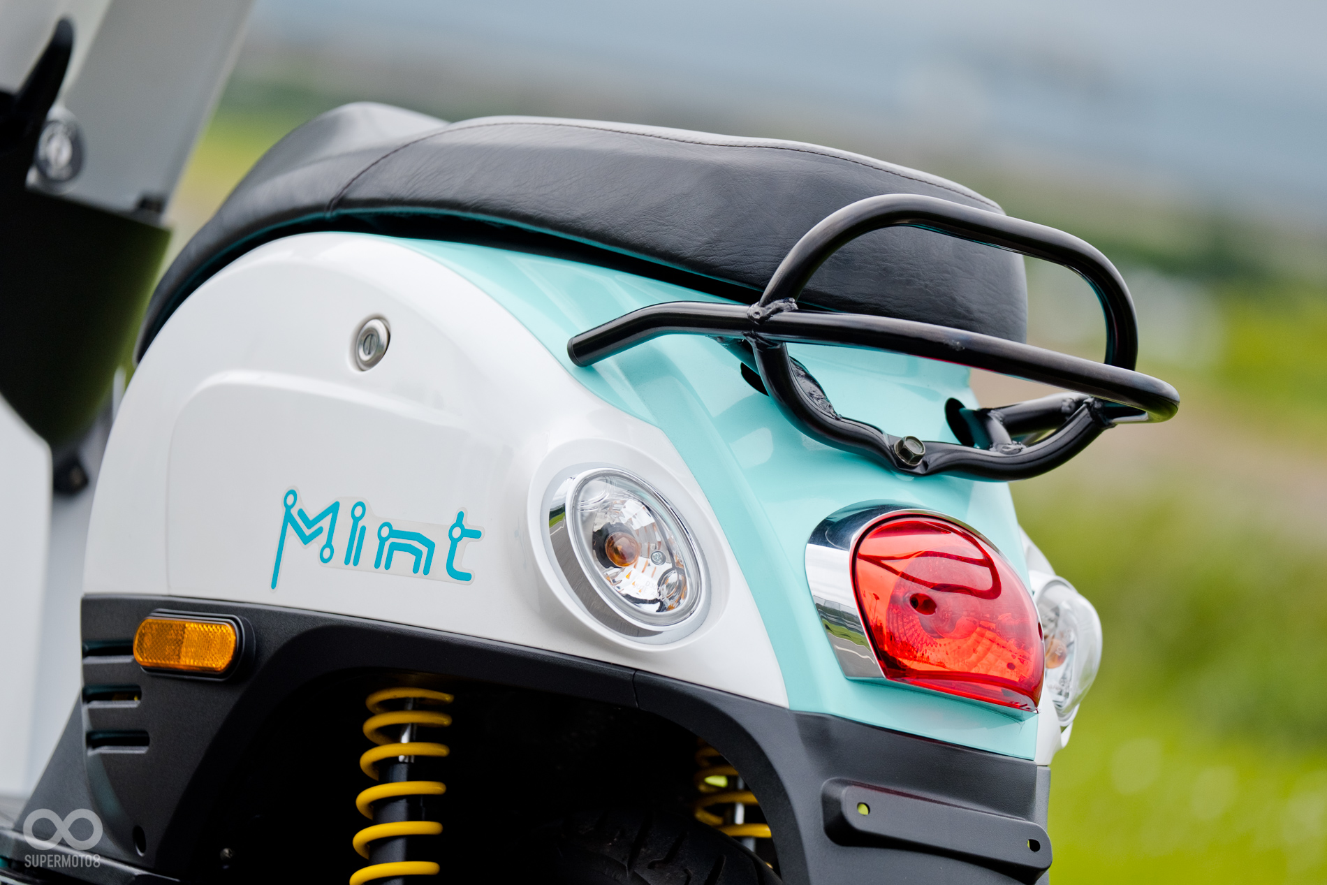 MINT在造型上較為樸實,全車皆採用傳統燈泡