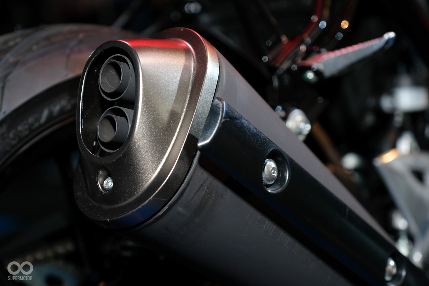 獨特的雙出口設計，創造出更優異的鼓動感，讓排氣的聲浪更動人