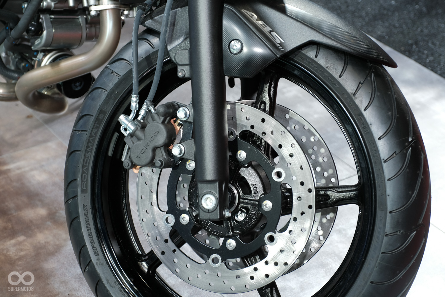 前叉的部分加入了預載可調功能，讓前端的支撐更硬朗