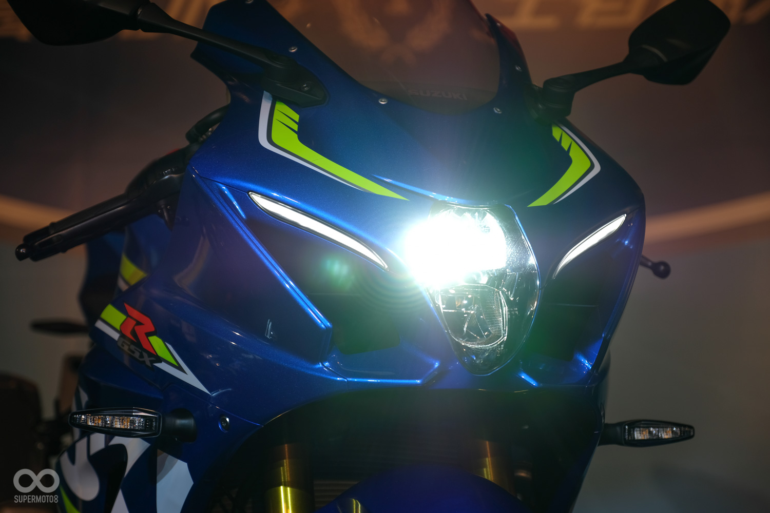 GSX-R1000R特有的LED導光燈眉