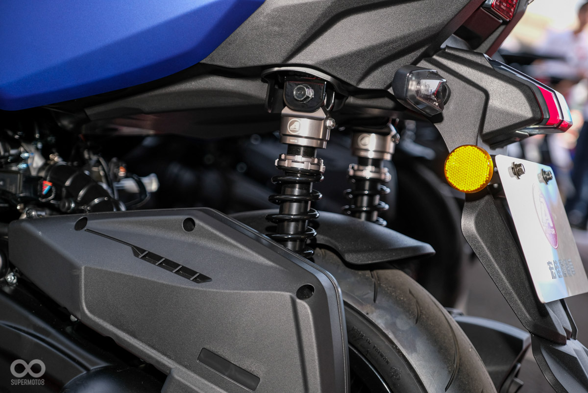 車輛的規格配備也與STR300幾乎相同