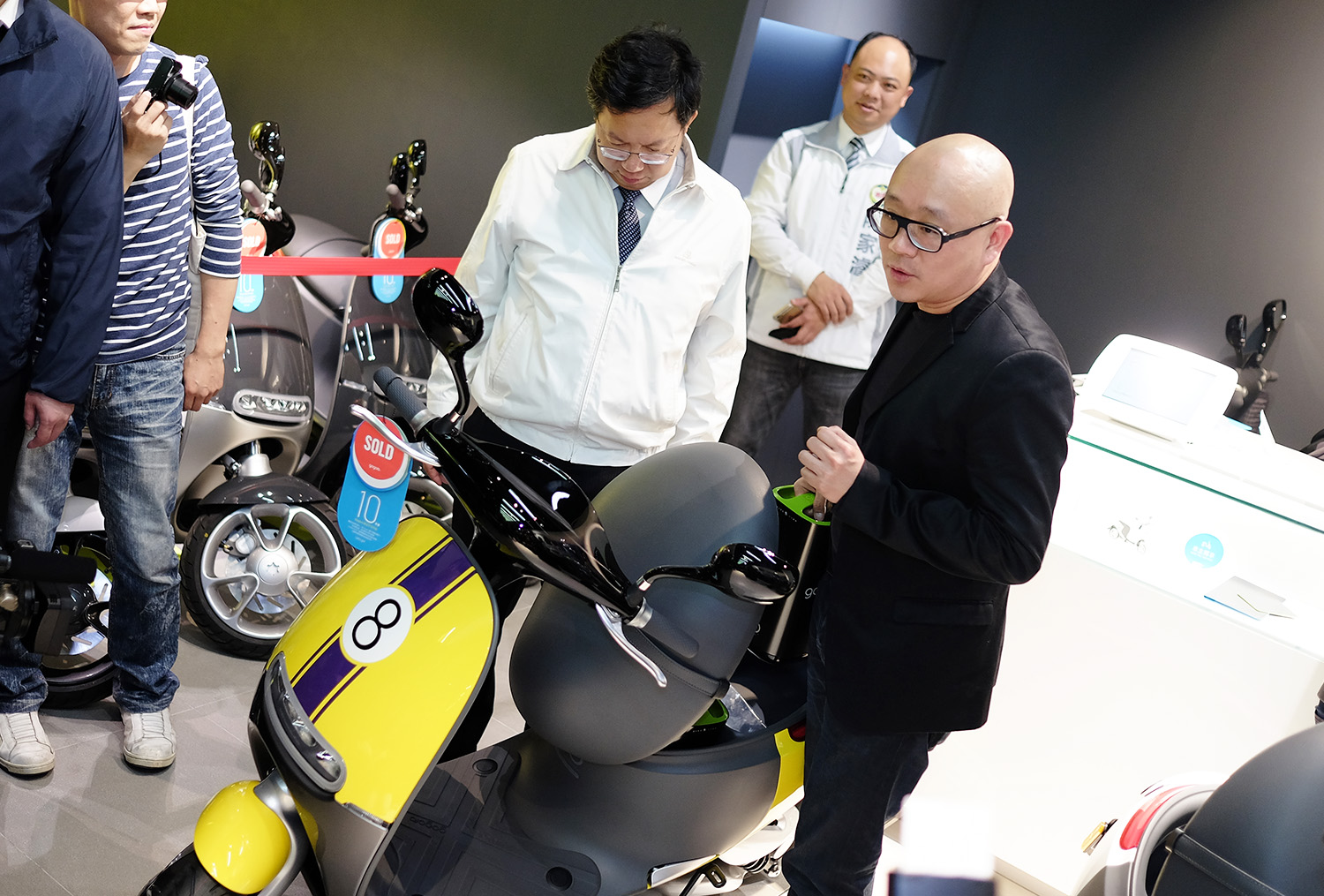 gogoro執行長 陸學森 ,親自向桃園市長 鄭文燦 介紹gogoro