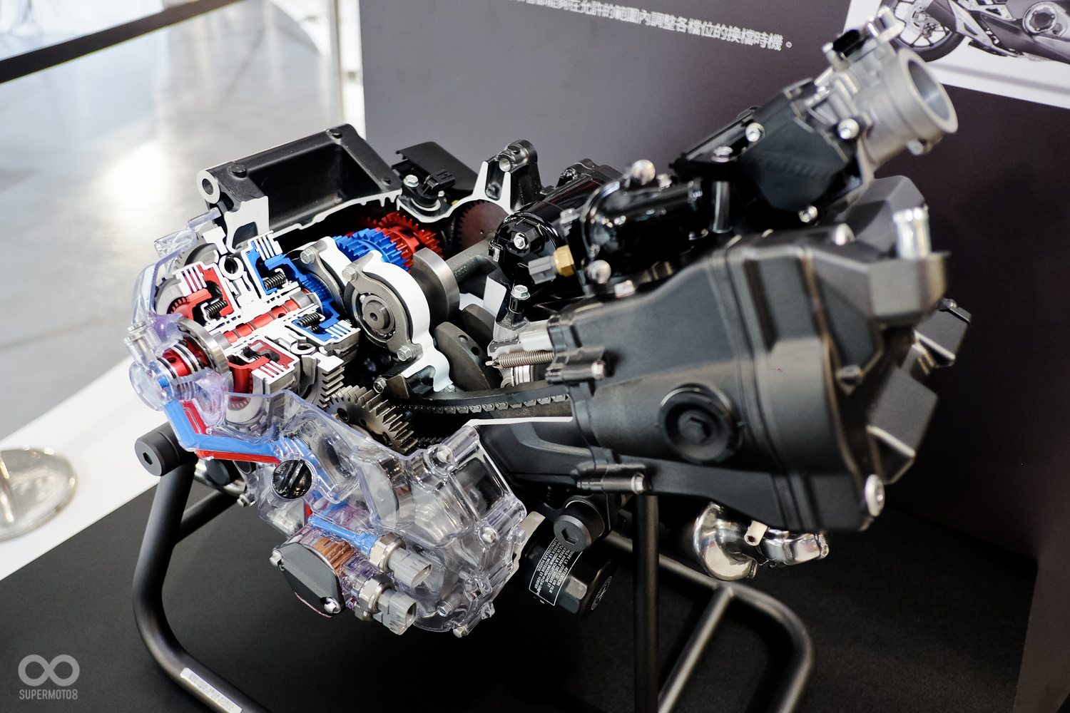 透過半剖引擎模型，可以清楚看到NC系列這具雙離合器變速箱做動原理