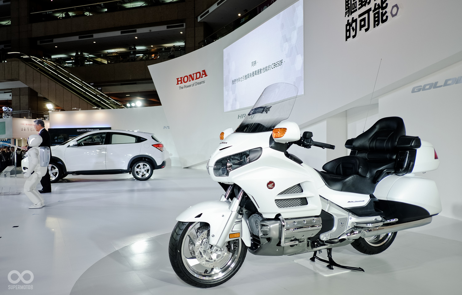 台上也展出了HONDA六缸旗艦GOLDWING