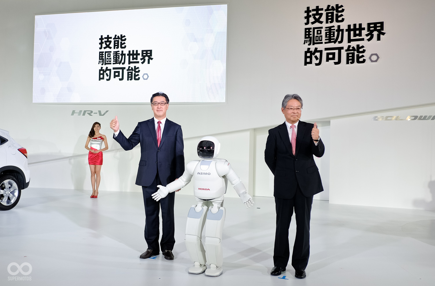 長官與ASIMO進行大合照