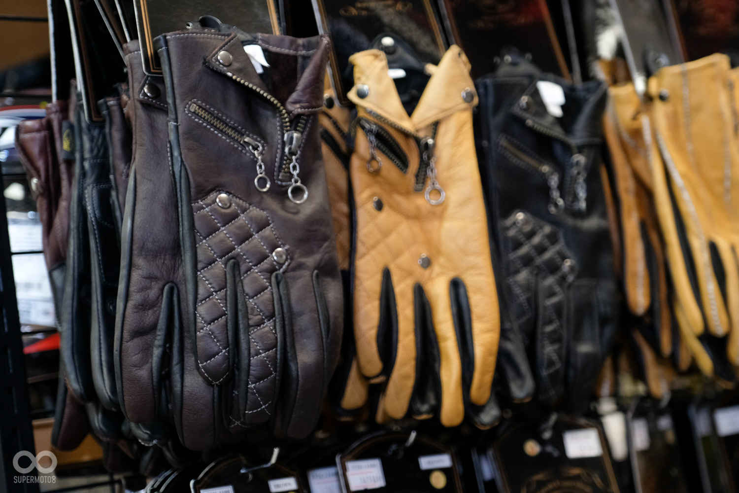手套方面除了陽剛的競技款,現場也展示了多款復古造型的皮質手套