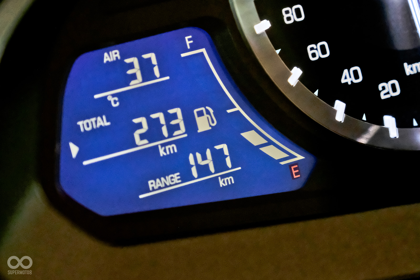 儀表左側資訊幕可以顯示里程以及胎壓