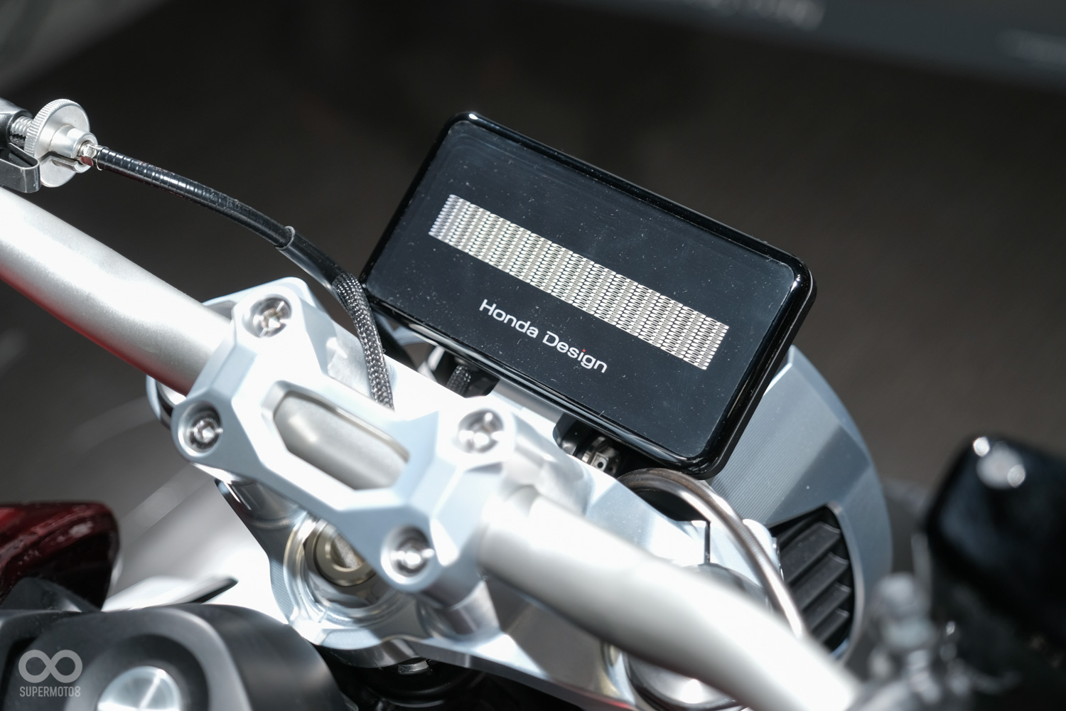 扁平化的全液晶面板