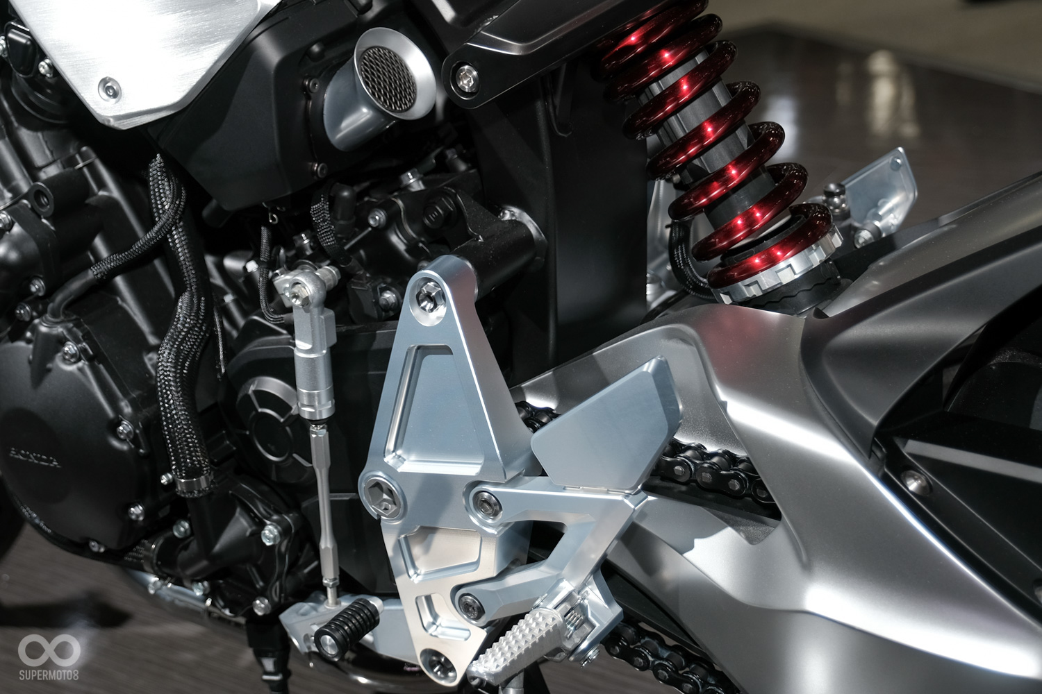 除此之外HONDA也為Neo Sports Cafe'裝上了快排