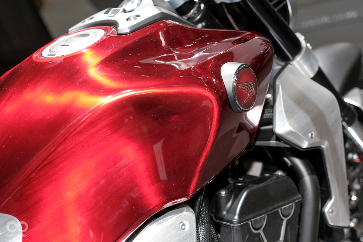 充滿肌肉線條的油箱做工細緻,多層次的噴塗營造出有如琉璃一般的深度