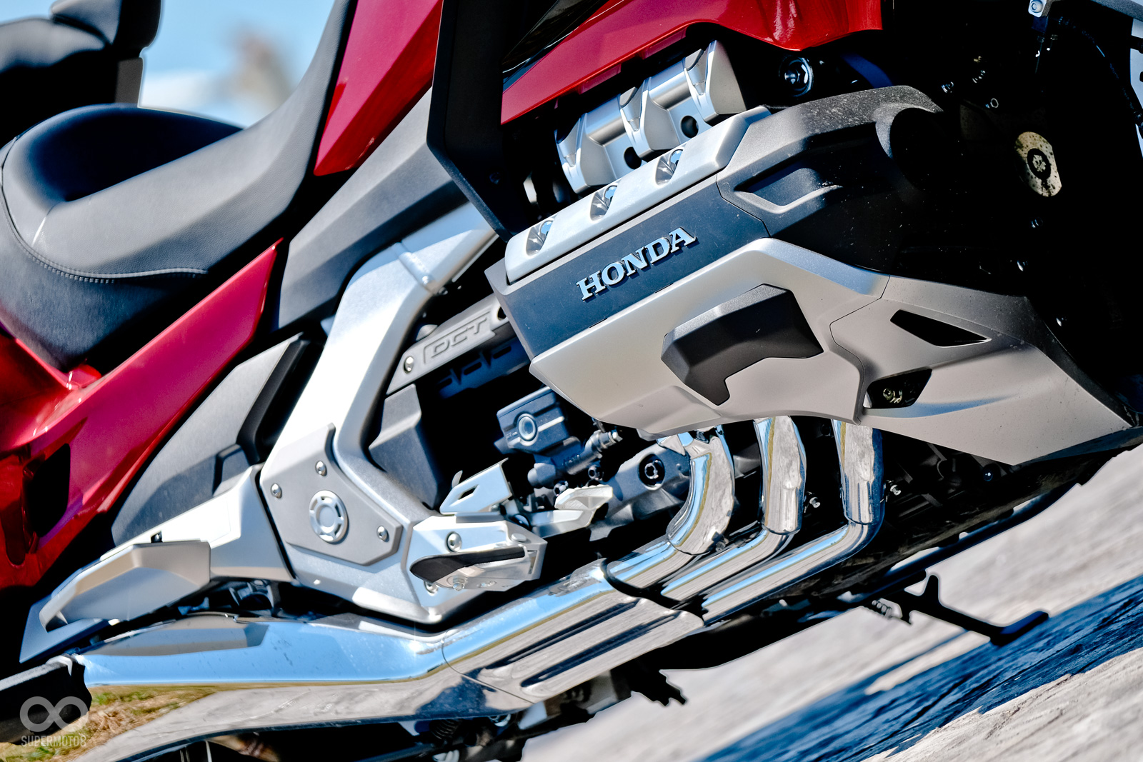 原廠相當貼心，在引擎旁加上防撞護塊保護