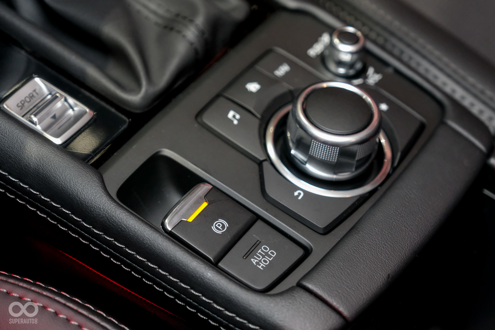 中央鞍座增加了皮革包覆,Auto Hold讓空間更簡潔