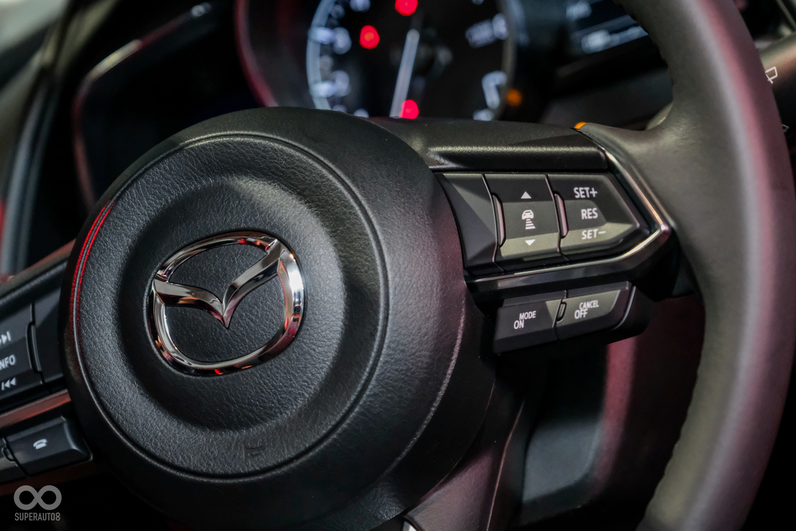 MRCC系統由方向盤右側控制