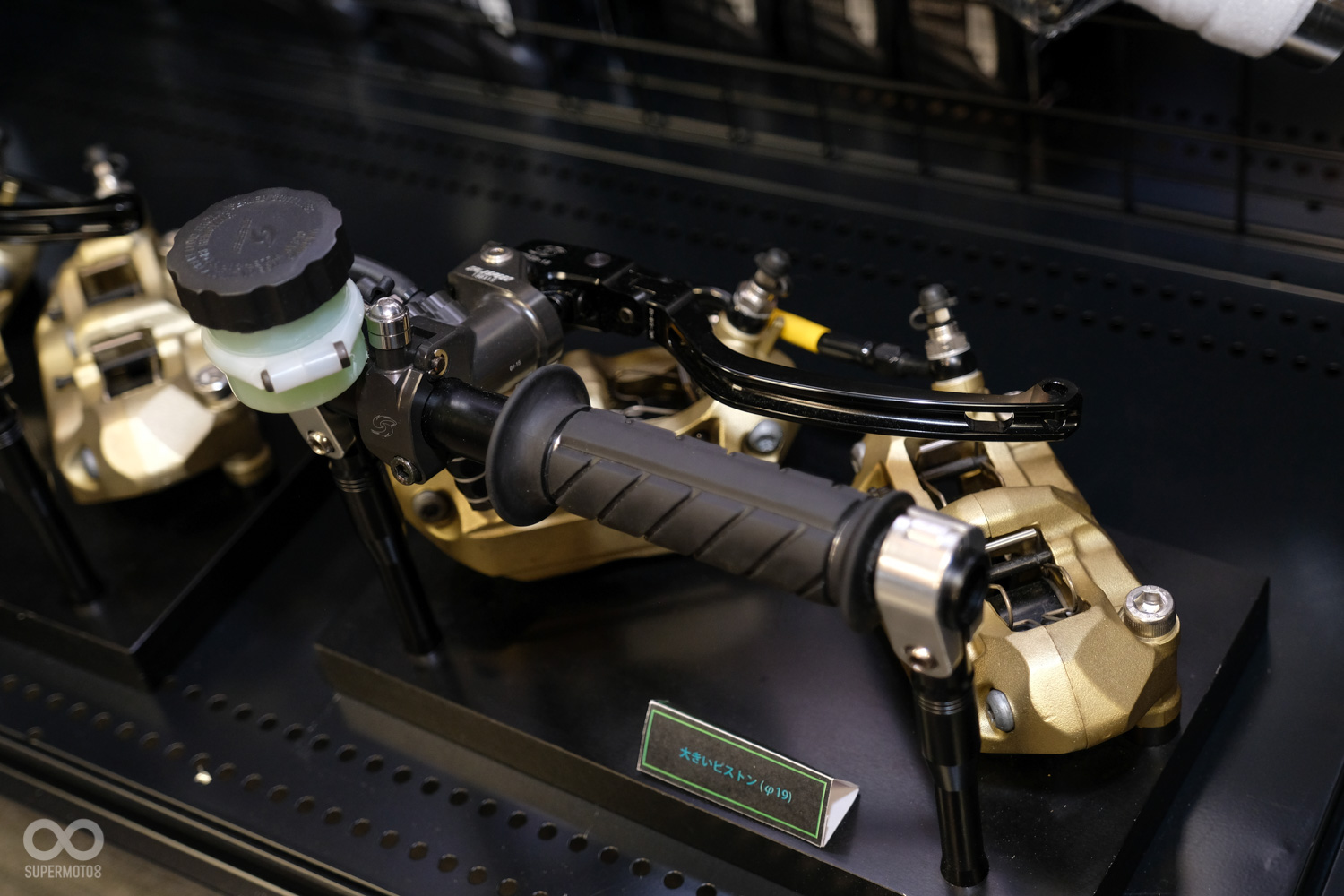 總泵的手感通常都是口耳相傳,好或不好適不適合都是在買了之後才知道,但在NAPS不需要這樣,現場直接準備了個尺寸的總泵讓騎士們試抓,手感對了再下手