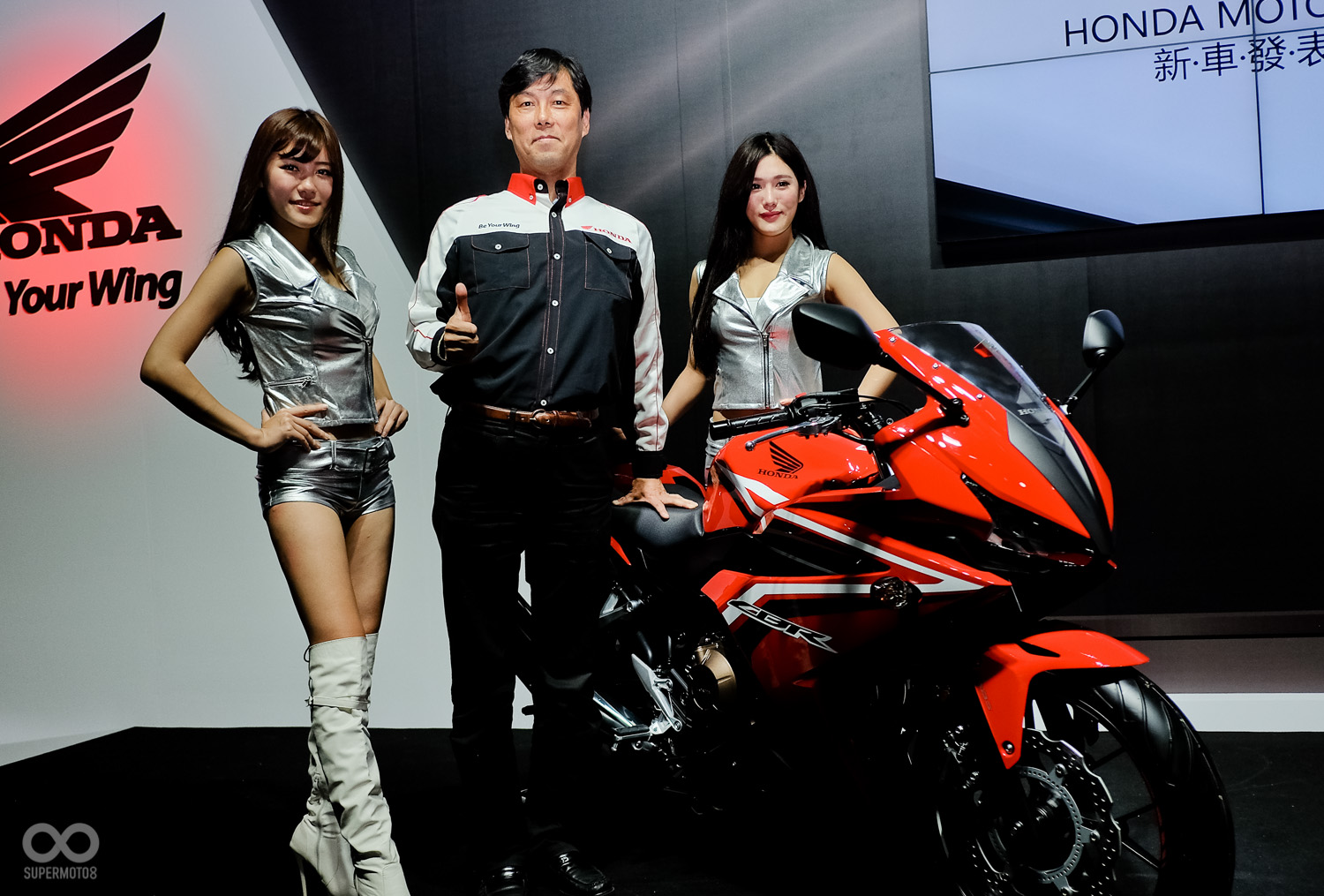 新任董事長 伊藤隆人與他首次在台主持發表的CBR500R進行合照