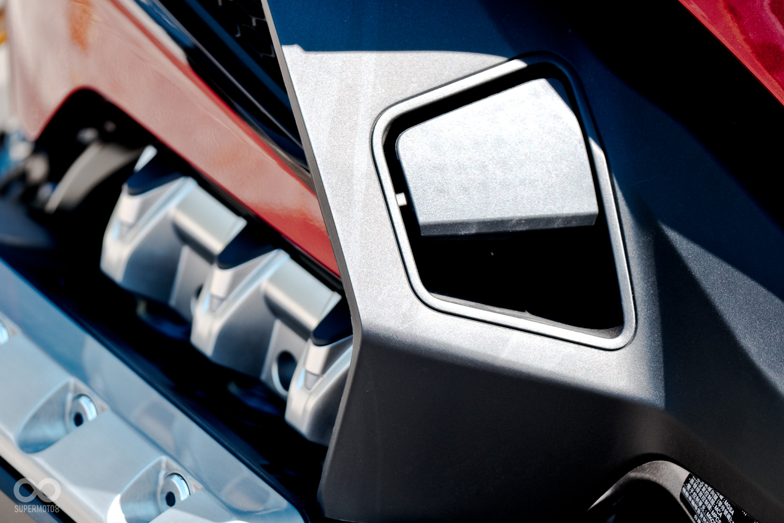 面對這樣一輛龐然大物，手煞車當然不會少