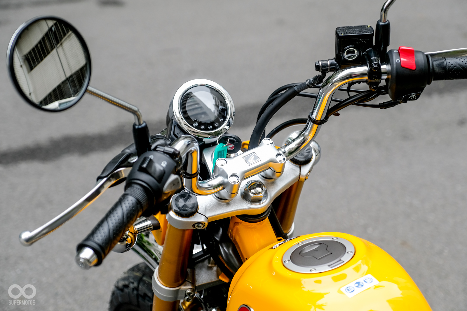 把手按鍵配置與其他HONDA車款相同,受到低矮車身影響,把手高度視覺上相當高