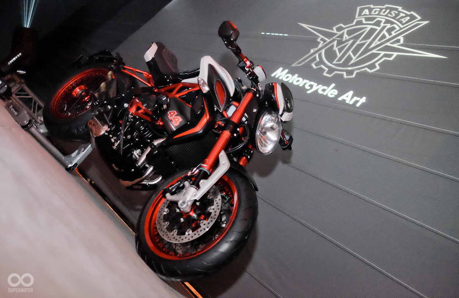 全球限量244台的Dragster 800 RR LH44 在今晚的發表會中現身，國內僅有3部的配額也早已銷售一空。