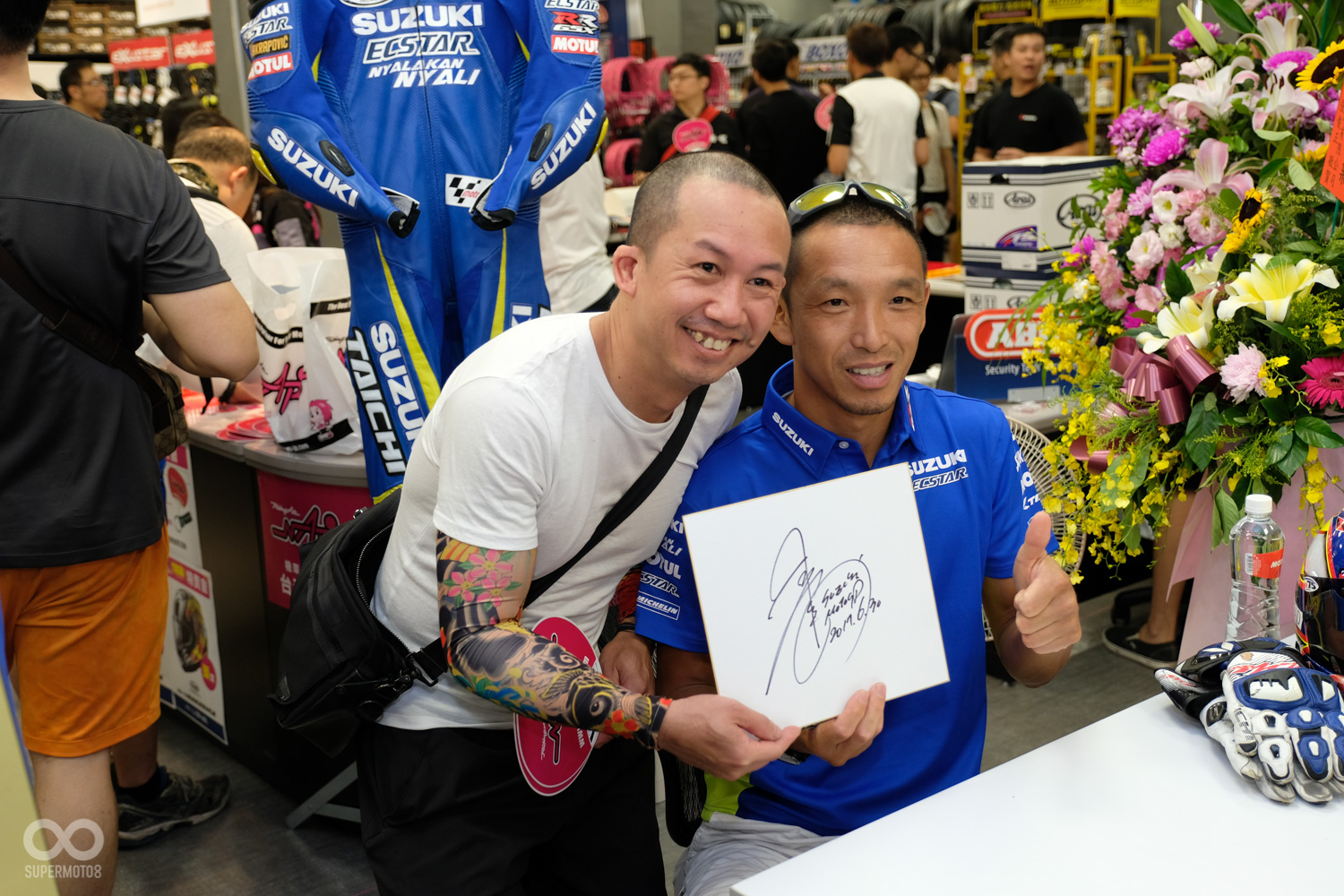 前GP車手 青木宣篤受邀到場,親切的與粉絲們互動,簽名、合照、握手來者不拒