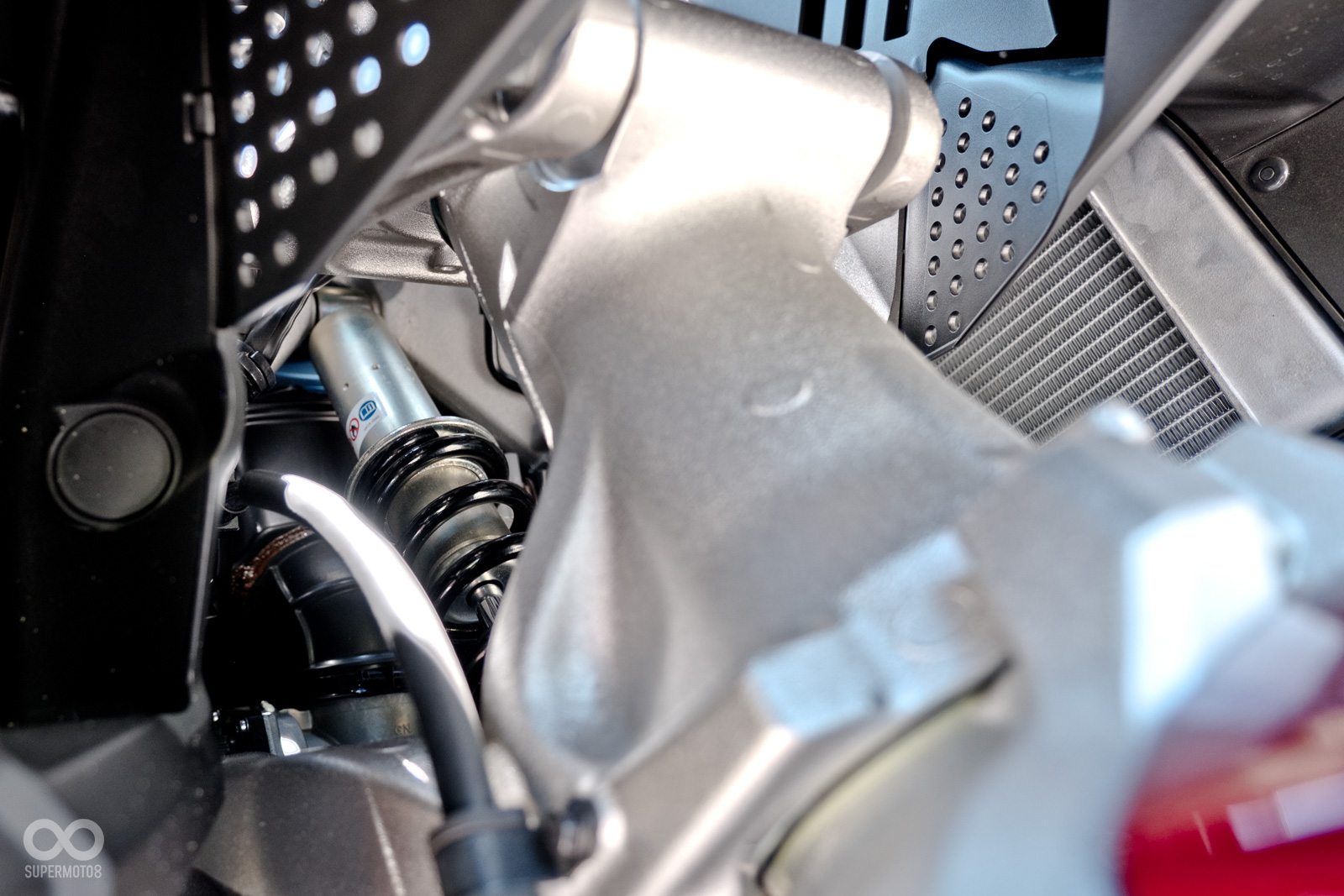 前雙A臂的懸吊系統首見於HONDA GOLDWING車系，彎下腰可以看見隱身在車頭後方的彈簧