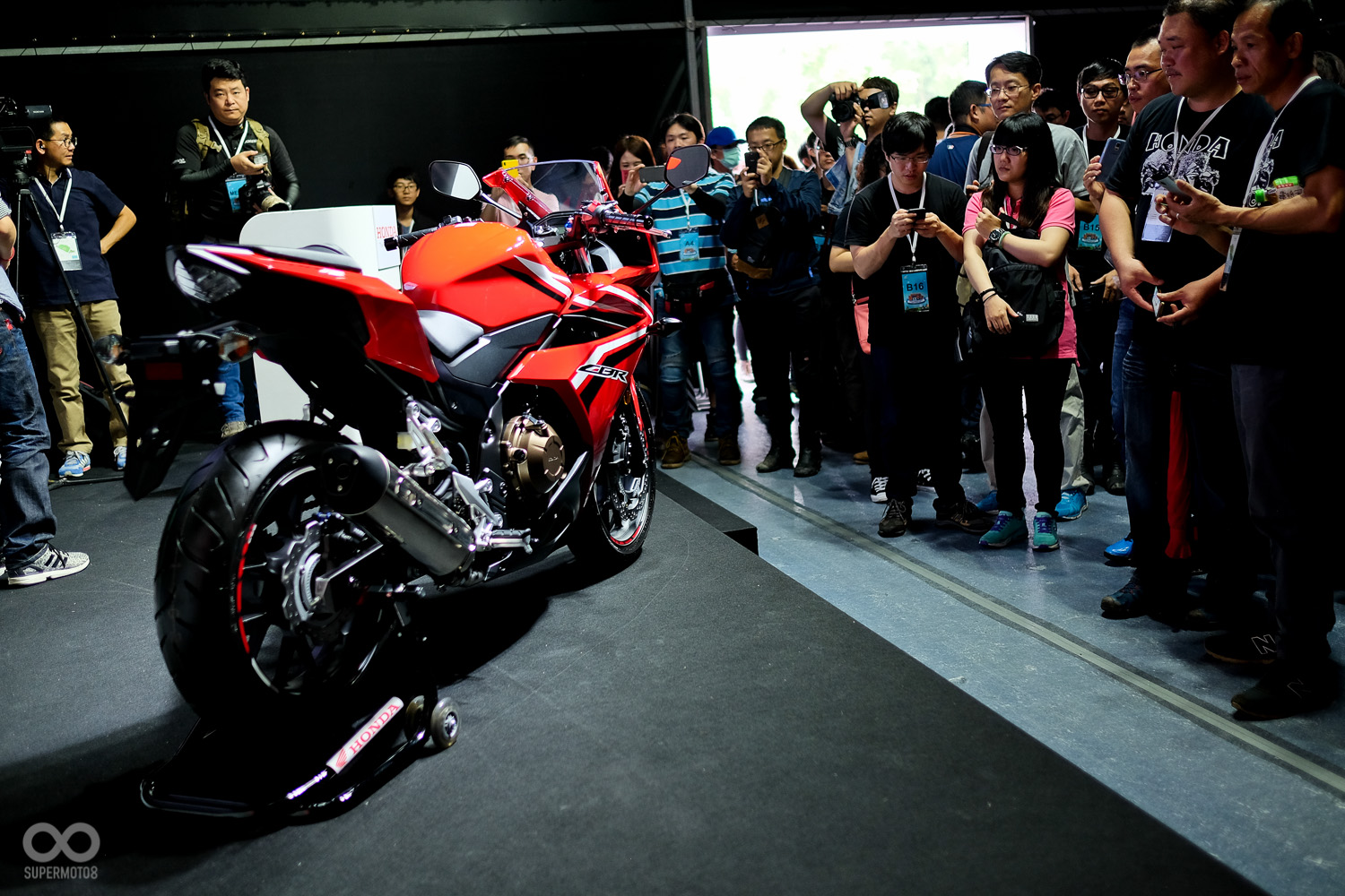 前來參與 春季會師的HONDA車主們，也進到發表會場參觀這輛全新勁車。