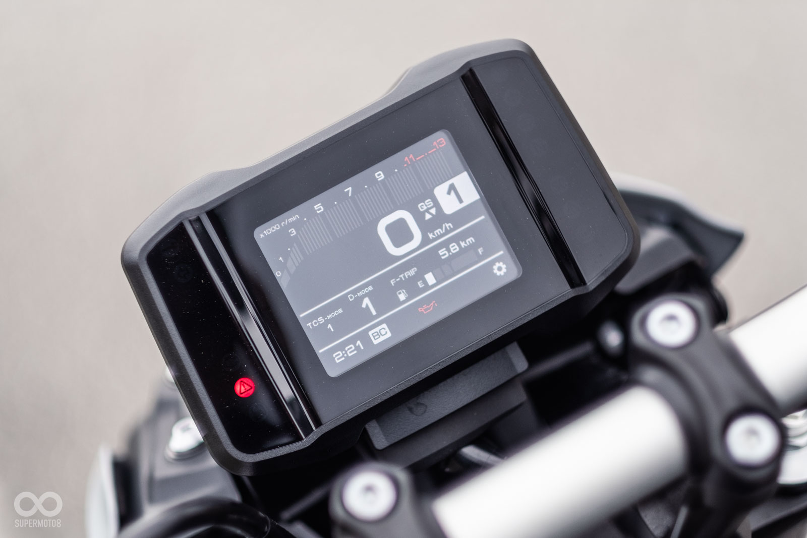 雖然我對這顆儀表相當有意見,但實際使用辨識仍清晰,日光下可清楚辨識資訊