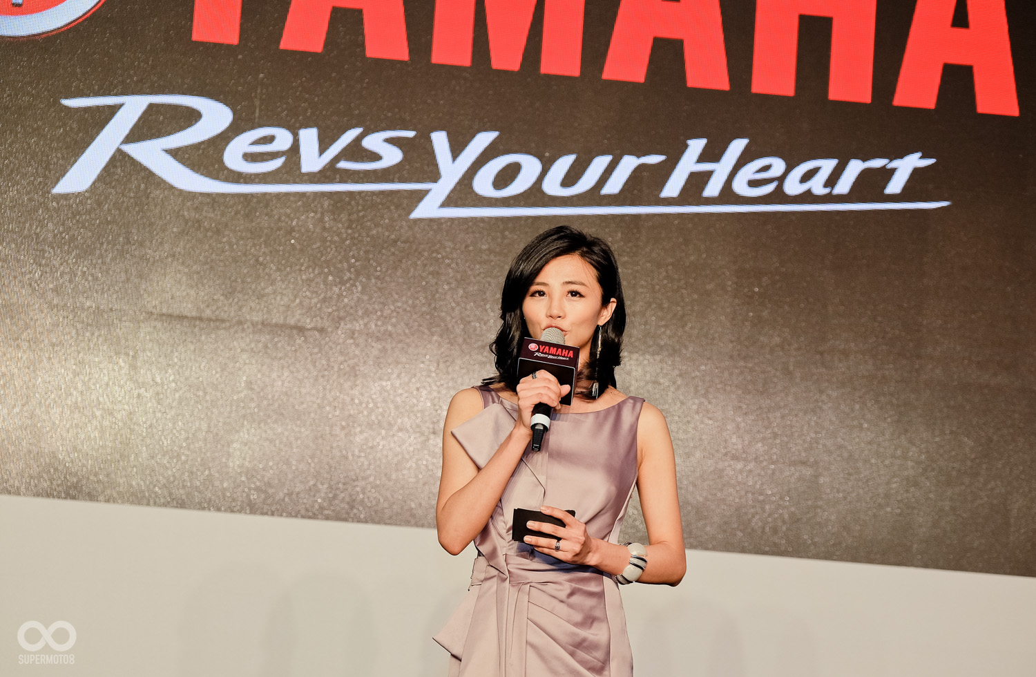 由美麗的主持人開場介紹，現場播放山葉三十週年紀念影片