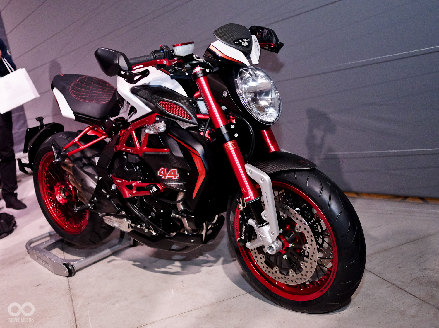 圃於2015 米蘭車展中正式亮相的New Brutale 800今晚首次與國內車迷見面。