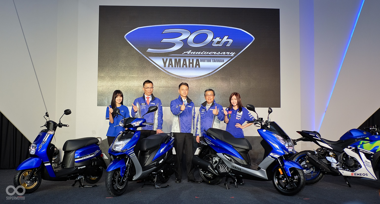 YAMAHA長官們與紀念車款進行大合照