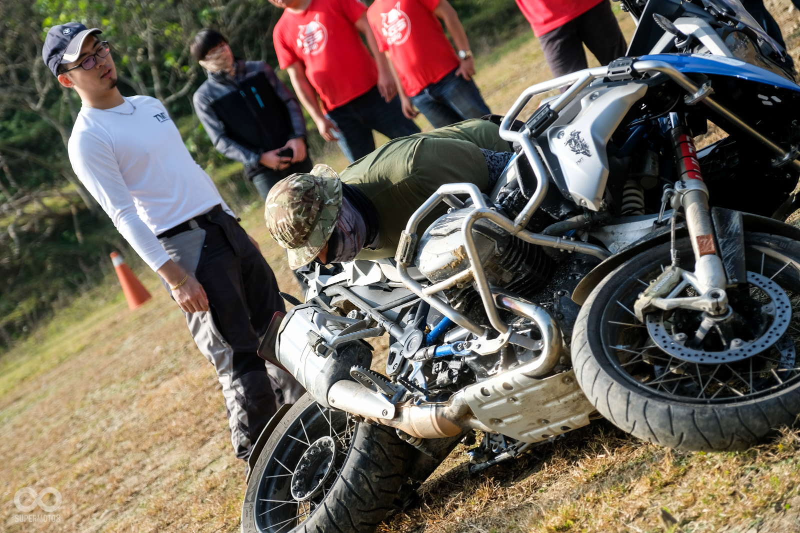 第三種與第一種方法相似,不過是採用正面向前行,教官也強調並不是每一種方法都適合每個人使用,在三種方式中找到最合適自己的方法即可