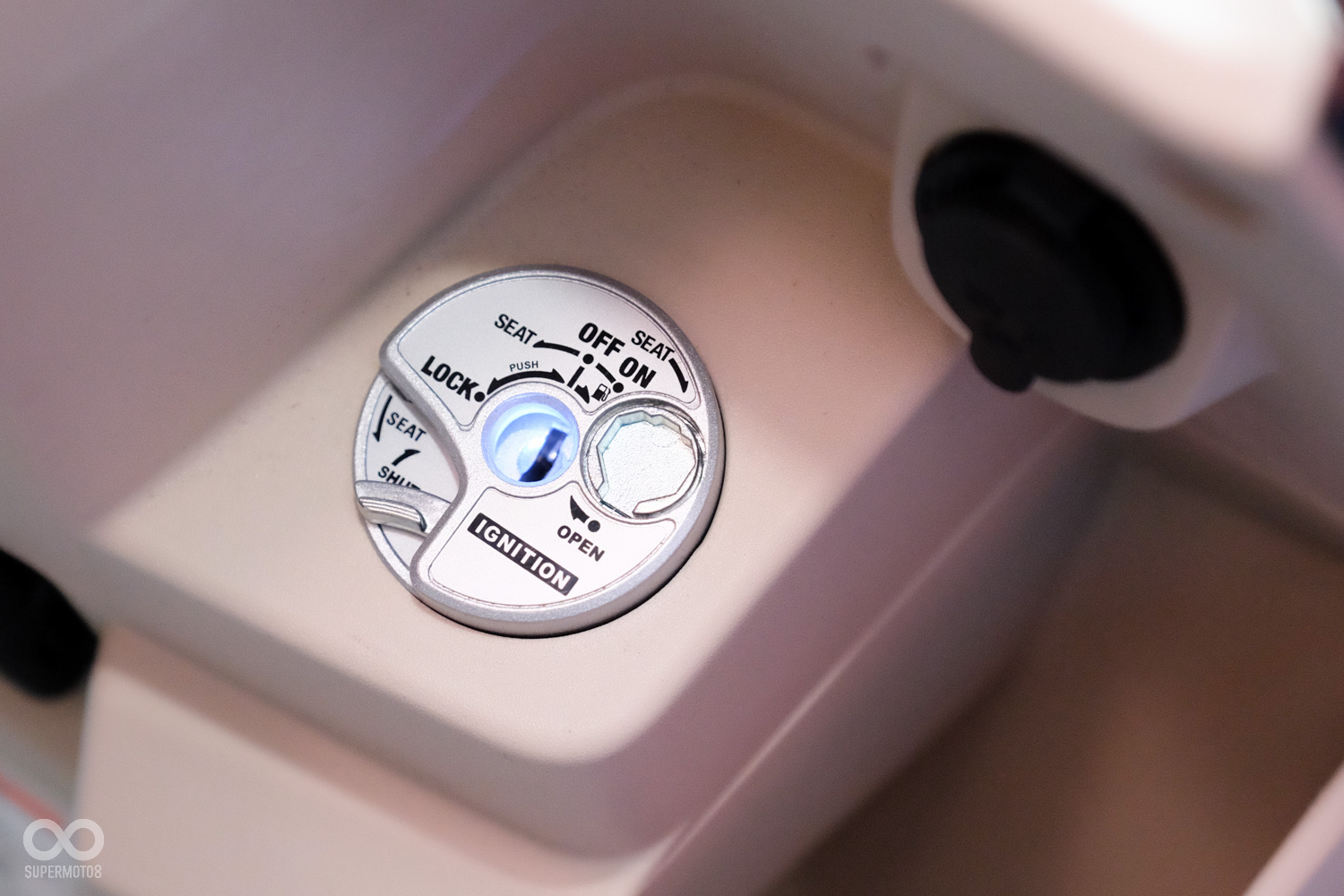 豪華版與標準版配備上的唯一差異，遙控尋車鑰匙與鎖頭附有LED照明功能