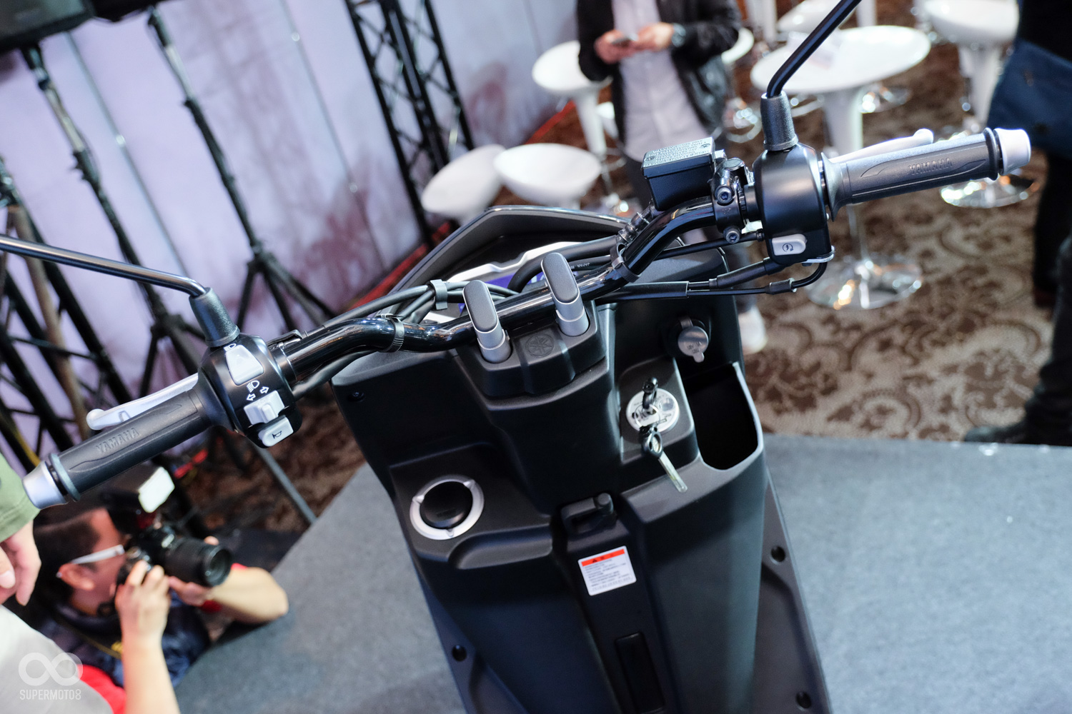 把手使用外露式的寬把設計